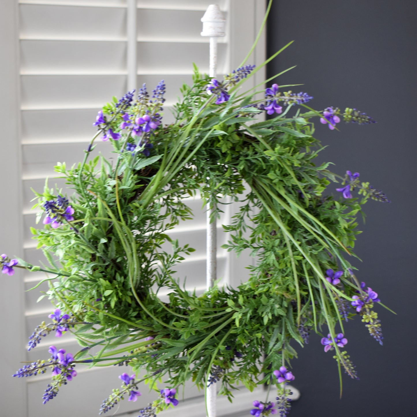 Extendable Farmhouse Wreath Holder